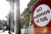 Cartel en una tienda que atrae a clientes al no subir el IVA. 