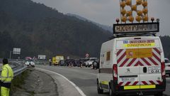 La carretera A8 en direccin a Galicia, ha tenido que ser cortada este viernes a la altura de Luarca, a causa del incendio registrado en la regin asturiana