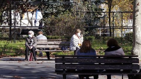 Varias personas este lunes pasado en un parque de Sama de Langreo.