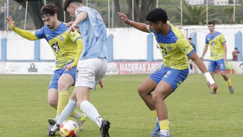 Rolle filtra un bal�n entre fos jugadores del Xuventude Cambados. Suma 2.380 minutos y cuatro goles.