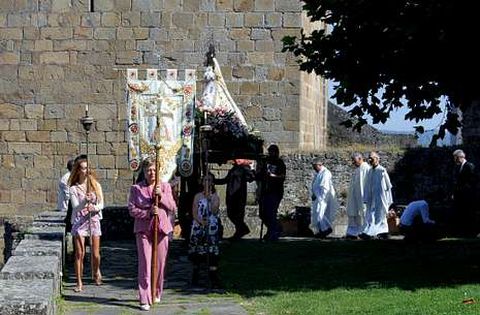 Al finalizar la misa en honor a la virgen hubo una peque�a procesi�n en San Vicente. 