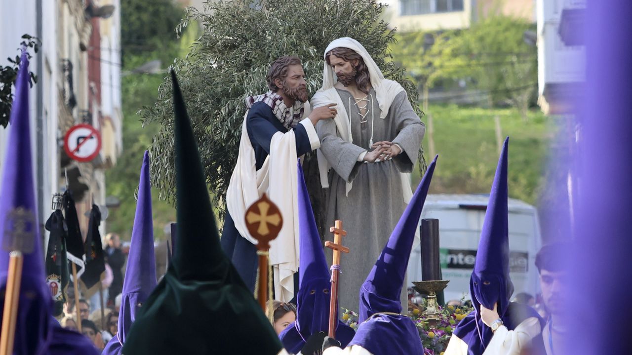 El beso de Judas, a la luz del sol, en una multitudinaria Semana Santa ferrolana