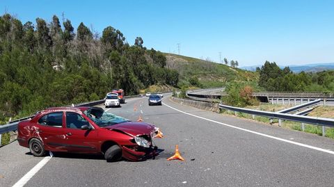 El vehculo accidentado qued atravesado en la autova