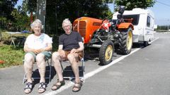 Nolli y Joseph, de 79 y 84 a�os,�est�n bloqueados en plena carretera tras ser multados por la Guardia Civil
