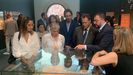 La alcaldesa, Ana Gonz�lez, durante la visita que realiz� esta semana con el presidente del Principado, Adri�n Barb�n, al pabell�n del Ayuntamiento de Gij�n de la Feria 