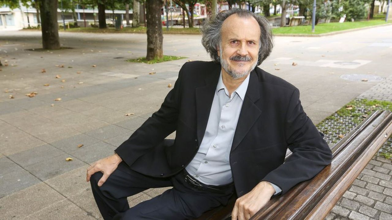 Fernán Vello abre exposición hoy en Cee: «Grafías e Luzes»