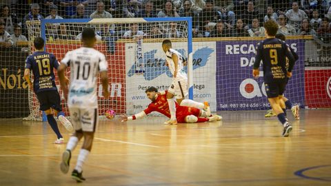 Biel bate al guardameta ferrolano en el derbi disputado en el Agust�n Mour�s.