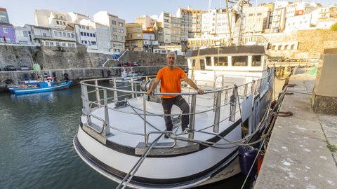 Diego Varela, de 38 a�os, ultima la nueva embarcaci�n, reci�n llegada al muelle local.