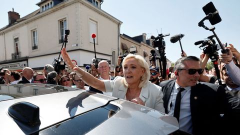 La l�der ultraderechista francesa Marine Le Pen saluda a sus seguidores un d�a despu�s de anunciar que ser� candidata a las elecciones presidenciales del 2027.