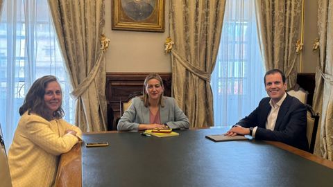 De izquierda a derecha, la gerente de Turismo de Santiago, Flavia Ramil; la concejala de Turismo de Santiago, M�riam Louzao; y el director de Red y Estretegia de Vueling, Jordi Pla.
