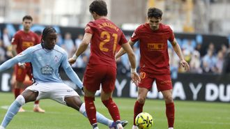 Andr� Almeida, a la derecha, en el �ltimo Celta-Valencia, en presencia de Ilaix Moriba y Jes�s V�zquez.