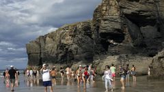 La playa de As Catedrais, en Ribadeo, entre las tres ms mediticas y bonitas del mundo, se llena de turistas un ao mas