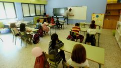 Rafael, en una de sus clases en el colegio de A Lama