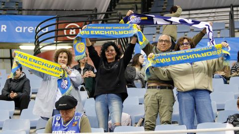 Aficionados del COB en el Amenabar Arena de San Sebsatián.