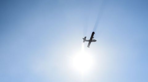 Una avioneta sobrevuela el incendio de Cobres, en Vilaboa