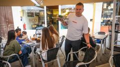 Nicol�s Cabalo en la terraza de El 135 de la Real, en Ferrol.