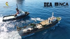 El alijo del 2022. El pesquero Simione transport� 3.300 kilos de coca�na hasta su abordaje al norte de las Islas Canarias en diciembre. El vigu�s Pablo Garc�a est� acusado de liderar la operaci�n y de viajar a Senegal para fletar el pesquero y contratar a la tripulaci�n para la traves�a. En la imagen, el pesquero, tras ser abordado, siendo remolcado a un puerto de las Islas Canarias para descargar los fardos.