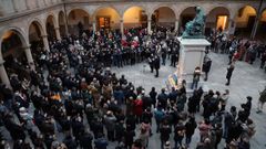  Concentraci�n por la paz en Ucrania celebrada este lunes en el Edificio Hist�rico de la Universidad de Oviedo a la que asisti� el presidente del Principado de Asturias, Adri�n Barb�n, y el rector de la Universidad de Oviedo, Ignacio Villaverde