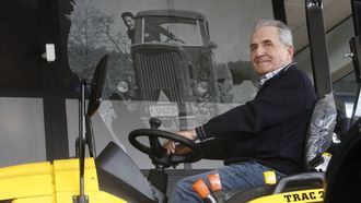 Manolo Gómez nas instalacións de Agrolugo fronte a unha imaxe del cando era novo