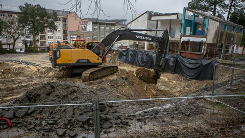 La rehabilitaci�n integral de la casa de cultura de Boiro, con una inversi�n de 3, 6 millones de euros, es la obra en marcha de mayor calado en Barbanza. Los trabajos permitir�n dotar al municipio del auditorio m�s grande de la comarca. Con un plazo de ejecuci�n de nueve meses, la reforma cuenta con 1,5 millones de fondos Next Generation, cuant�a a la que hay que sumar recursos municipales.