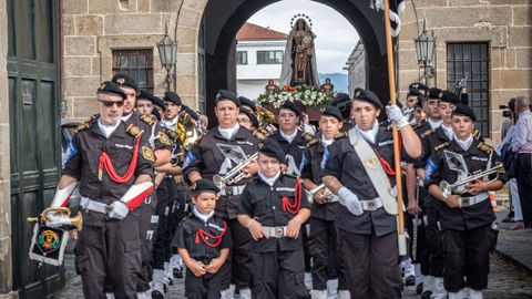 La banda Acotaga durante la salida del Arsenal