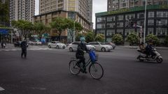 Vecinos de la ciudad circulan por las calles en un intento de regresar a la normalidad del d�a a d�a
