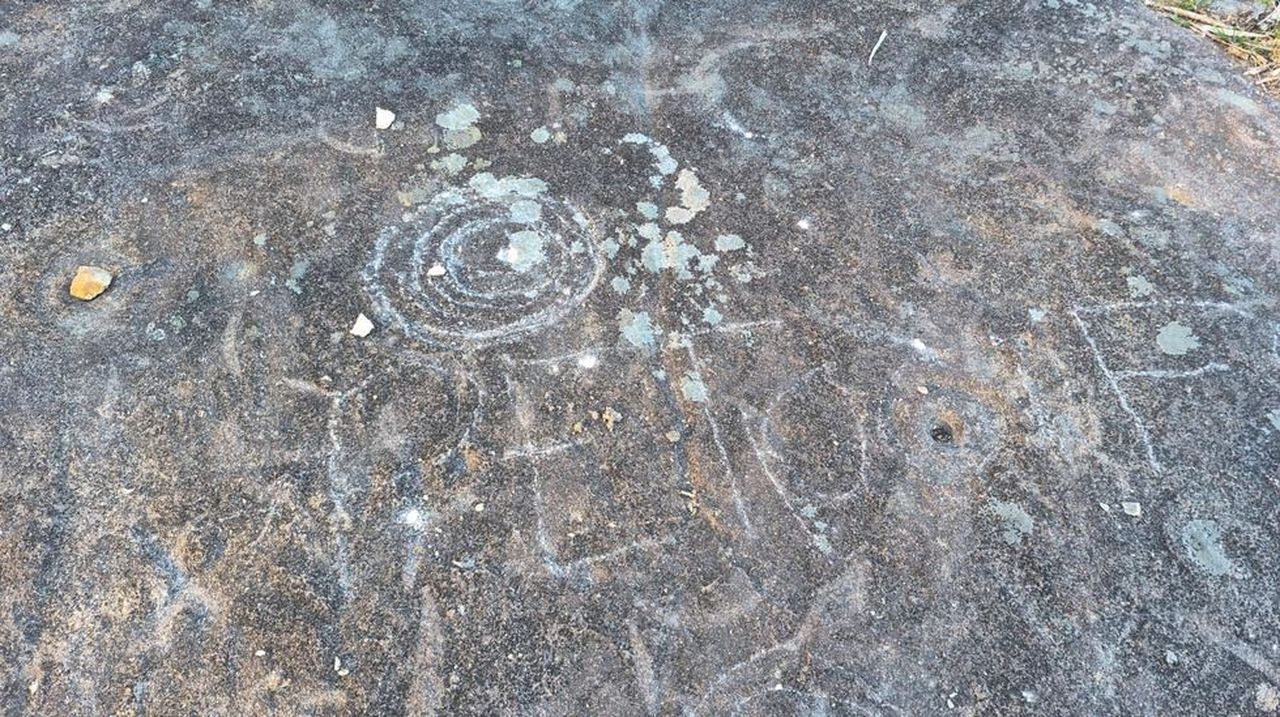 Rascan el petroglifo de A Foxa Vella, en Rianxo, dejando marcas en los grabados