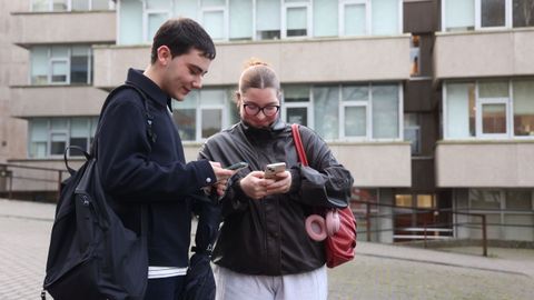 Dos j�venes, votando delante de la Facultade de Dereito