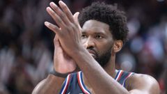 Embiid aplaudi� de forma ir�nica a los �rbitros en el Scotiabank Arena.