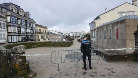 El adarve de la Muralla qued� cortado este domingo y tendr� una gran valla en ese tramo a partir del lunes