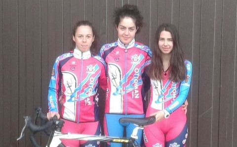 Sandra Moral, Irene Trabazo y Ana Domínguez, del club de Marín.
