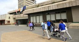 La sede municipal ofrec�a ayer su aspecto habitual, una vez eliminada la cola que el d�a anterior ocupaba toda la fachada. 