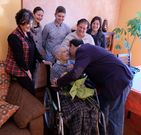 Aurora Quelle Abad, de 98 a�os, acompa�ada por miembros de su famiila, recibi� ayer el reconocimiento del Concello xovense. 