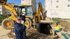 Socav�n abierto por el personal del servicio en el punto de la calle Sarria en el que se produjo la segunda de las roturas del d�a en las tuber�as del agua