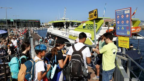 Foto de archivo de colas para subir a uno de los barcos que va a las islas C�es en el muelle de Vigo.