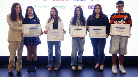 PREMIOS PRENSA-ESCUELA 2025/26. A directora de M�rketing e Ventas de La Voz, Marta Varela (esquerda), foi a encargada de entregar os diplomas aos ga�adores dos concursos mensuais. Recolleron os premios: Mara Santos (xu�o), do FEC San Xos� (Lugo); Carla Imia (febreiro), do CPR Calasanz (A Coru�a); Sara Rodr�guez (xaneiro) e Catalina Berrocal (novembro), ambas do IES Xo�n Montes (Lugo); e Mateo Trillo, do CPR Manuela Rial de Cee (outubro).