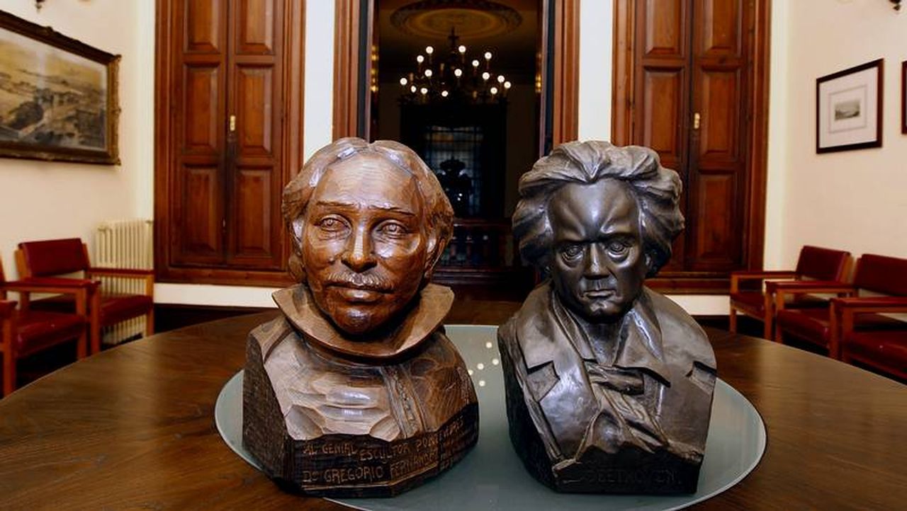 El busto de don Gregorio ya luce de nuevo en Ravella