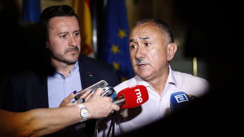 El secretario general de UGT, Pepe �lvarez (d), acompa�ado del responsable del sindicato en la comunidad, Javier Fern�ndez Lanero (i),.