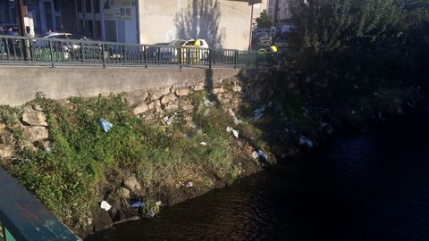 �Im�genes realizadas en abril del 2019 rn las orillas del r�o Sar a su paso por Padr�n y junto al Camino Portugu�s. Todo tipo pl�sticos o pol�meros, que son arrastrados por el caudal del r�o hacia la r�a de Arousa y m�s lejos. Consecuencia de la desidia, abandono e indiferencia de las autoridades y ciudadanas/os�.