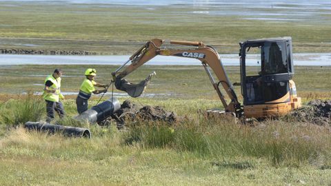 Unos operarios trabajando en O Bao