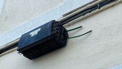 Los cables de la caja de conexi�n de fibra �ptica, cortados