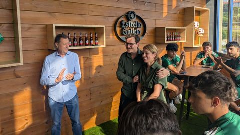 Juan Pazos y �lex V�zquez con la directora de operaciones Cristina Vali�o.