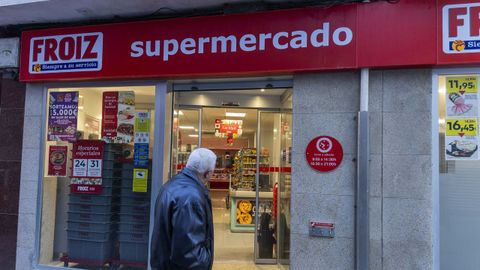 Imagen de la fachada principal del supermercado Froiz de Malpica.