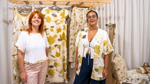 Ant�a Vargas y Ux�a Benlloch, dos de las due�as de Las Flores de Greta, en el local, en Vigo