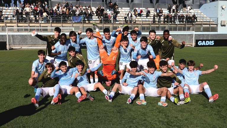 Los jugadores el Celta Juvenil A celebran su triunfo ante el Villarreal en la Copa del Rey Juvenil con su portero, Izan Server, emulando al del primer equipo, Ionut Andrei Radu.
