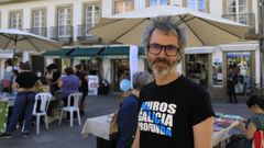 Rhodes, durante una de sus visitas a Santiago, luciendo una camiseta reivindicativa sobre Muros.