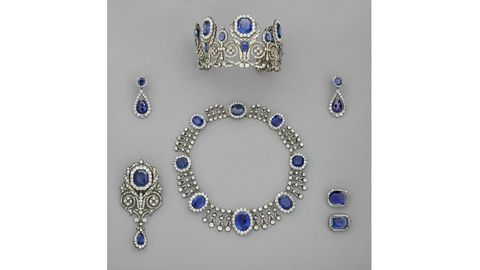 Juego formado por una diadema de la reina María Amelia y de la reina Hortensia, un collar del conjunto de zafiro de las mismas reinas y un pendiente de ese mismo conjunto