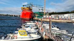 Uno de los pantalanes del muelle de Figueras, con Astilleros Gond�n al fondo y m�s all� el puente de los Santos, que une sobre la r�a Asturias y Galicia