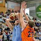Bortolussi, con el bal�n ante Coppenrath, del Burgos.