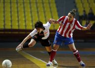 Marta sale renqueante tras la entrada de una de las defensoras del conjunto colchonero. 